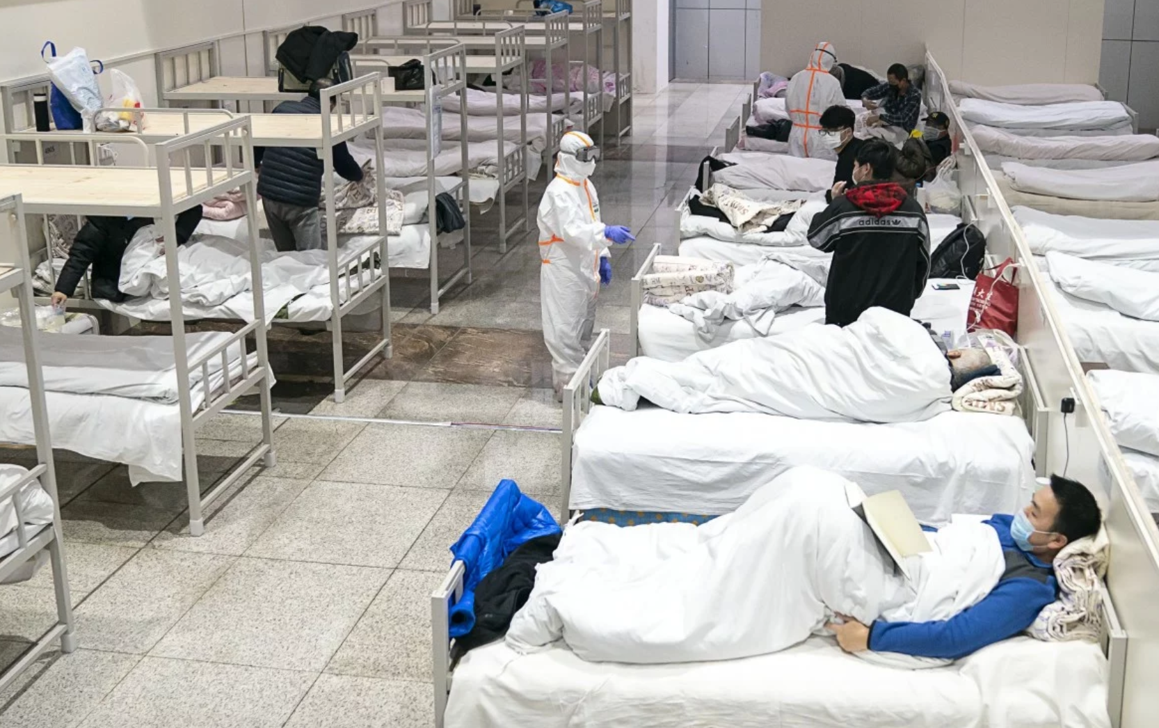 Bệnh nhân nCoV được điều trị ở bệnh viện mới tại Vũ Hán. Ảnh: Xinhua