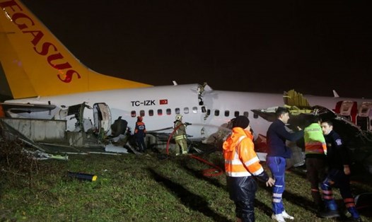 Hiện trường máy bay gặp nạn ở Thổ Nhĩ Kỳ. Ảnh: Reuters.