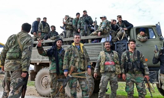 Các binh sĩ quân đội Syria ở thị trấn Tall Sultan, tiến về phía thành phố Saraqeb, tỉnh Idlib phía tây bắc của Syria. Ảnh: AFP-JIJI.
