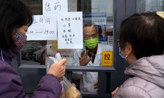 Người dân Trung Quốc mua thuốc đông y tại Bắc Kinh hôm 5.2. Ảnh: The New York Times