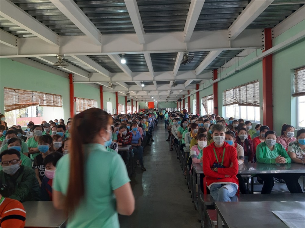 Công nhân CTy Praegear được tuyên truyền, giải thích về dịch bệnh do 2019-nCov gây ra. Ảnh: K.Q