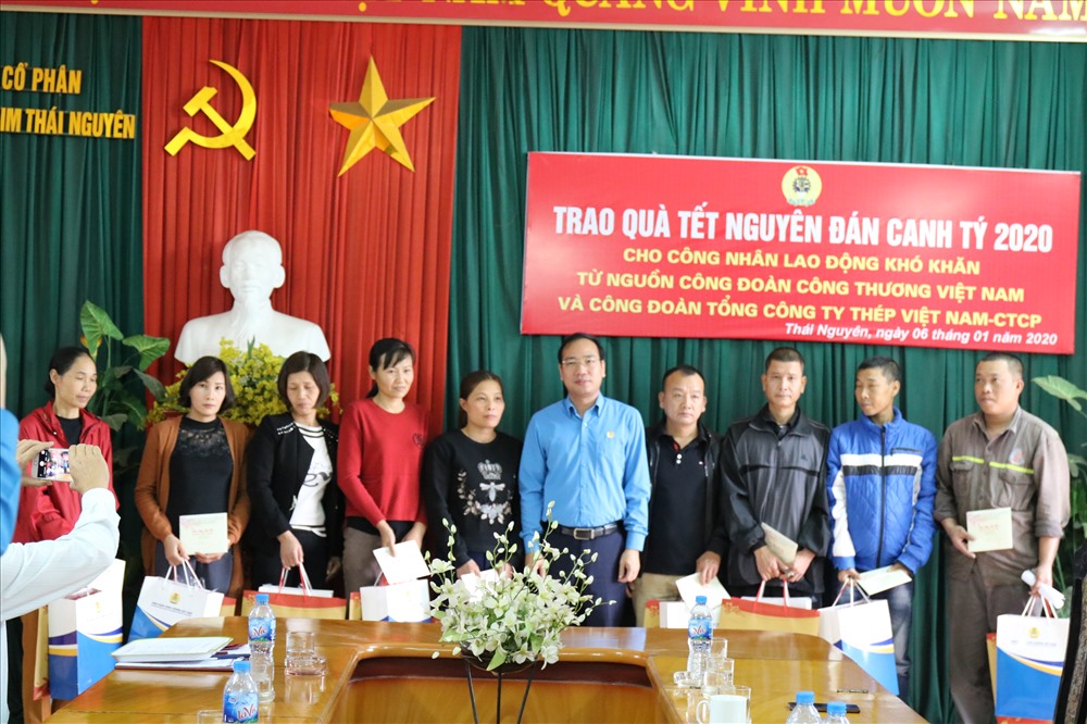 Đồng chí Trần Quang Huy, Uỷ viên Đoàn Chủ tịch Tổng LĐLĐVN, Chủ tịch Công đoàn Công Thương Việt Nam (giữa ảnh) tặng quà đoàn viên có hoàn cảnh khó khăn, dịp Tết Nguyên đán Canh Tý 2020. Ảnh: Thuỳ Linh