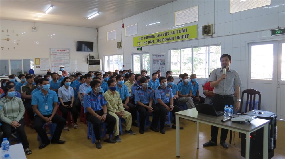 Đoàn viên, công nhân lao động được nghe bác sĩ tuyên truyền về phòng, chống virus Corona. Ảnh: H.L
