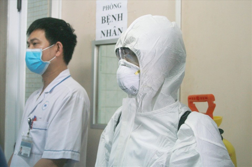 Việc dùng khẩu trang sai cách có thể làm tăng nguy cơ lây nhiễm virus Corona. Ảnh: Minh Thảo Việc dùng khẩu trang sai cách có thể làm tăng nguy cơ lây nhiễm virus Corona. Ảnh: Minh Thảo
