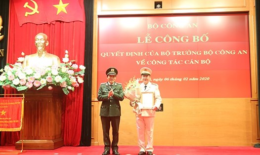Trung tướng Lương Tam Quang trao quyết định và chúc mừng Đại tá Lê Minh Quang. Ảnh VGP