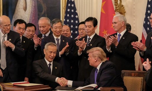 Tổng thống Mỹ Donald Trump và Phó Thủ tướng Trung Quốc Lưu Hạc kí thoả thuận thương mại giai đoạn 1 tháng 1.2020. Photo: EPA
