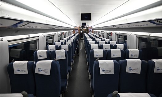 Một chuyến tàu không có một bóng hành khách ở Thượng Hải ngày 5.2. Ảnh: AFP