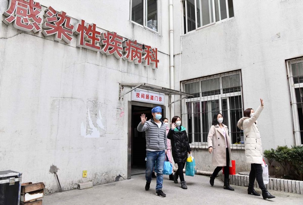 Nhóm 5 người cuối cùng trong số 14 nhân viên y tế đầu tiên nhiễm nCoV xuất viện hôm 5.2. Ảnh: China Daily