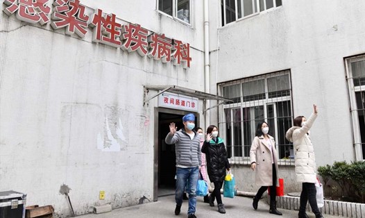 Nhóm 5 người cuối cùng trong số 14 nhân viên y tế đầu tiên nhiễm nCoV xuất viện hôm 5.2. Ảnh: China Daily