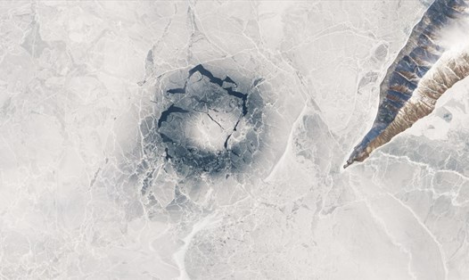 Vòng tròn băng bí ẩn khổng lồ kích thước hơn 3km trên hồ Baikal, Siberia. Ảnh: NASA