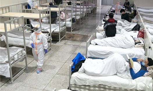 "Bệnh viện cabin vuông" tiếp nhận những bệnh nhân đầu tiên. Ảnh: China Daily