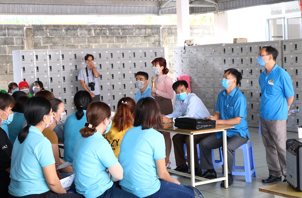 Tuyên truyền các biện pháp phòng, chống dịch virus Corona cho công nhân lao động tại các doanh nghiệp.