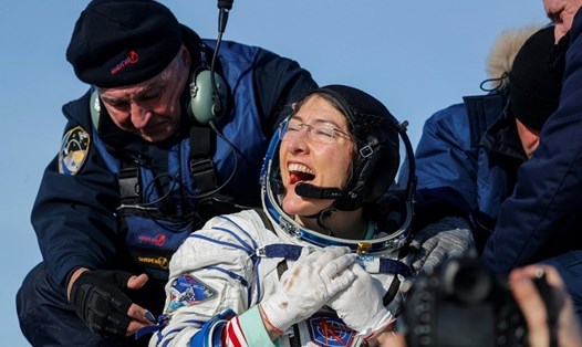 Christina Koch quay trở lại Trái đất sau 328 ngày sống trên Trạm Vũ trụ. Ảnh: AFP