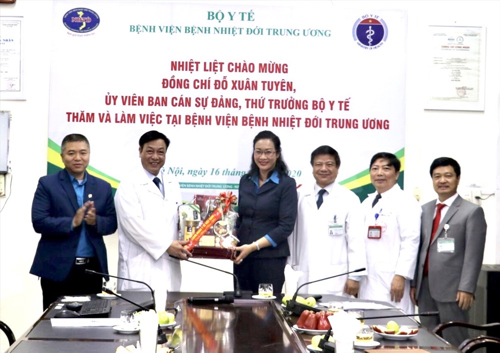 Chủ tịch Công đoàn Y tế Việt Nam Phạm Thanh Bình (thứ 3 từ trái sang) tặng quà cán bộ, bác sĩ, nhân viên y tế Bệnh viện Nhiệt đới Trung ương dịp trước Tết Nguyên đán 2020. Ảnh: Lan Anh