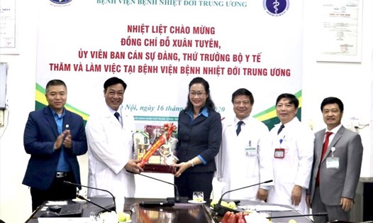 Chủ tịch Công đoàn Y tế Việt Nam Phạm Thanh Bình (thứ 3 từ trái sang) tặng quà cán bộ, bác sĩ, nhân viên y tế Bệnh viện Nhiệt đới Trung ương dịp trước Tết Nguyên đán 2020. Ảnh: Lan Anh