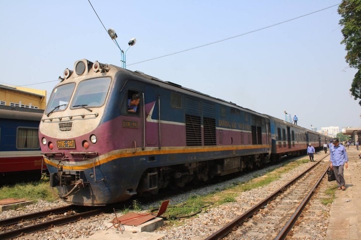 Công đoàn Đường sắt Việt Nam hỗ trợ trang cấp khẩu trang phòng dịch bệnh cho CNLĐ là các chức danh khi làm việc tiếp xúc trực tiếp với khách hàng, chủ hàng, nơi đông người qua lại, ga liên vận quốc tế. Ảnh: CĐ ĐS