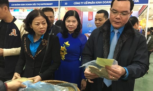 Chủ tịch Tổng LĐLĐ VN Nguyễn Đình Khang thăm Phiên chợ công nhân do LĐLĐ Hà Nội tổ chức cho CNLĐ Thủ đô dịp Tết Canh Tý - 2020. Ảnh: T.E.A