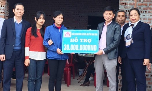 Trao tiền hỗ trợ cho gia đình chị Nguyễn Thị Thúy Nga. Ảnh: NT