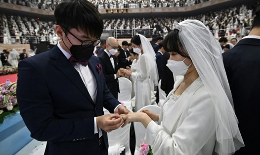6.000 cặp đôi đeo khẩu trang, mặc trang phục cô dâu, chú rể giống nhau tổ chức đám cưới vào ngày 7.2. Ảnh: AFP
