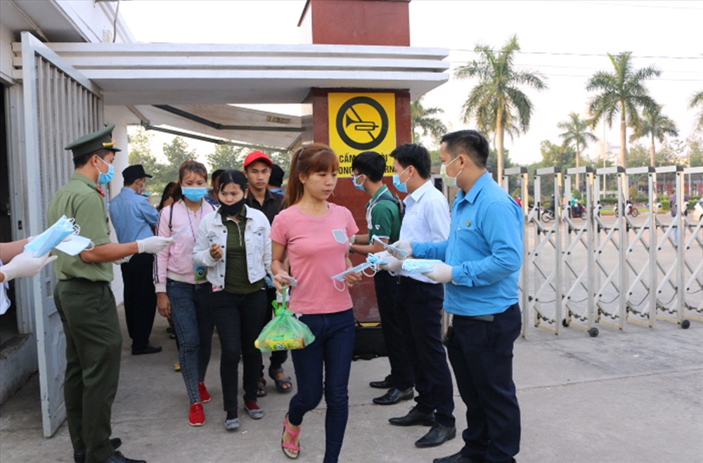 Phát khẩu trang miễn phí tại doanh nghiệp.