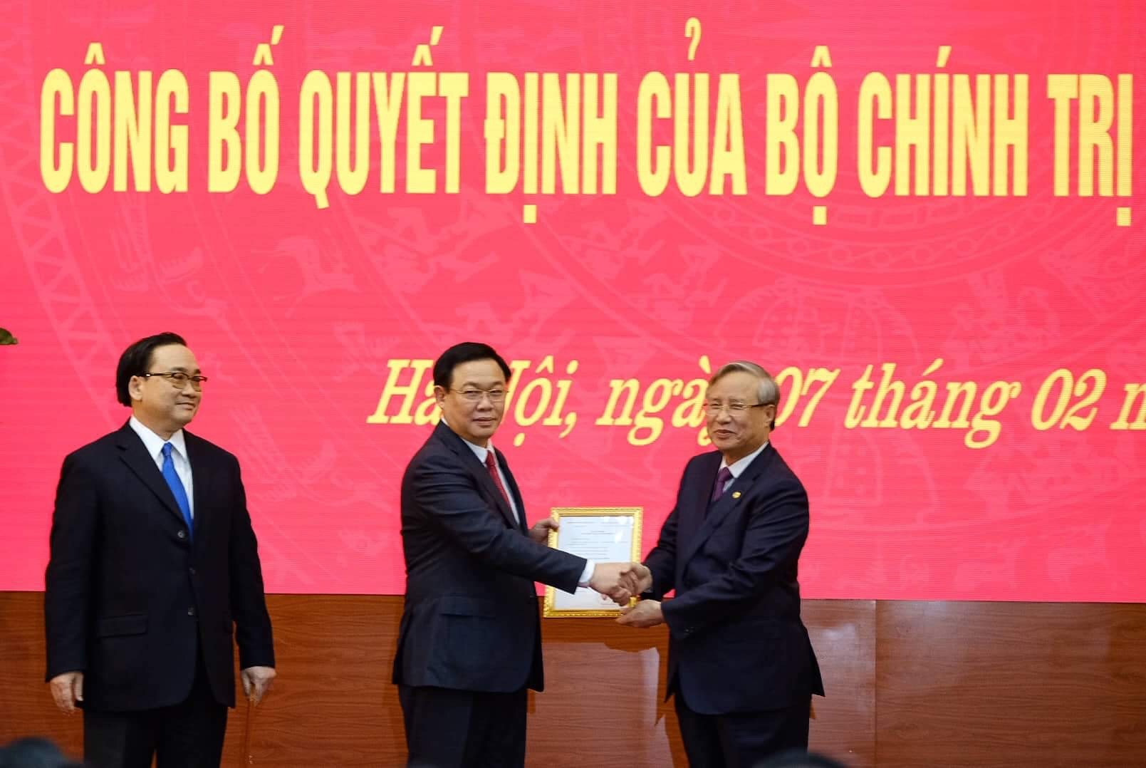 Uỷ viên Bộ Chính trị, Thường trực Ban Bí thư Trần Quốc Vượng trao quyết định của Bộ Chính trị phân công đồng chí Vương Đình Huệ làm Bí thư Thành uỷ Hà Nội.