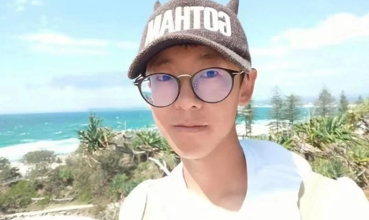 Xiao Li (22 tuổi), bị tai nạn đang hấp hối ở bệnh viện Hoàng gia Melburne, Australia. Mẹ của anh được Australia đặc cách đến thăm con lần cuối trong bối cảnh dịch virus Corona đang bùng phát. Ảnh: Twitter