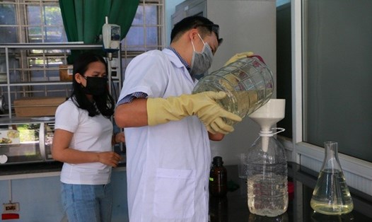 TS Đào Anh Quang và các sinh viên thực nghiệm sản xuất ra nước rửa tay khô diệt khuẩn. Ảnh: Đại Dương