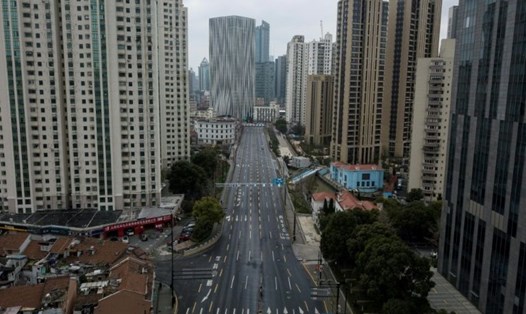 Các con đường vốn sầm uất và đông đúc ở Thượng Hải trở nên vắng vẻ, yên tĩnh khó tin. Ảnh: AFP