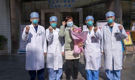 Bệnh nhân nhiễm virus Corona xuất viện ở Quảng Đông. Ảnh: Tân Hoa Xã