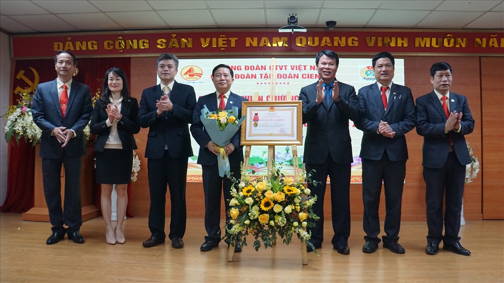 Đồng chí Đỗ Nga Việt, Chủ tịch Công đoàn Giao thông vận tải Việt Nam trao Huân chương Lao động Hạng Ba cho Công đoàn Tập đoàn Cienco4.