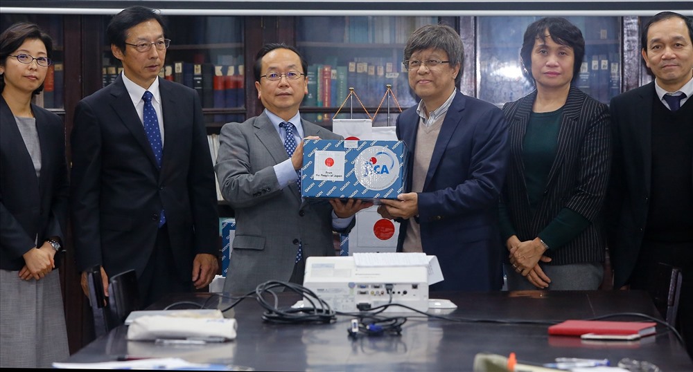 Ông Konaka Tetsuo, Trưởng Đại diện JICA Việt Nam, trao lô hàng sinh phẩm viện trợ đầu tiên cho Giáo sư Đặng Đức Anh, Viện trưởng Viện Vệ sinh Dịch tễ Trung ương. Ảnh: JICA