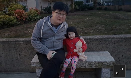 Pan cùng người con gái 2 tuổi đang mắc kẹt trong dịch virus Corona ở Trung Quốc. Ảnh: Reuters