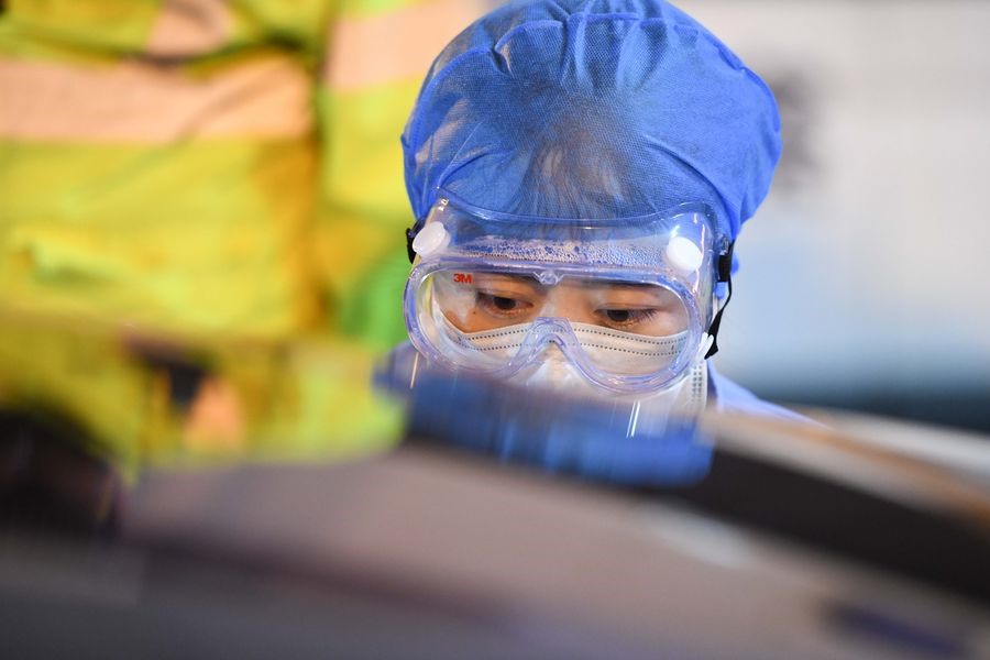 Một nhân viên y tế ở Hợp Phì, tỉnh An Huy, Trung Quốc. Ảnh: THX.