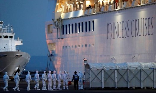 Đội ngũ y tế ở gần siêu tàu Diamond Princess, cảng Yokohama, Nhật Bản. Ảnh: Reuters