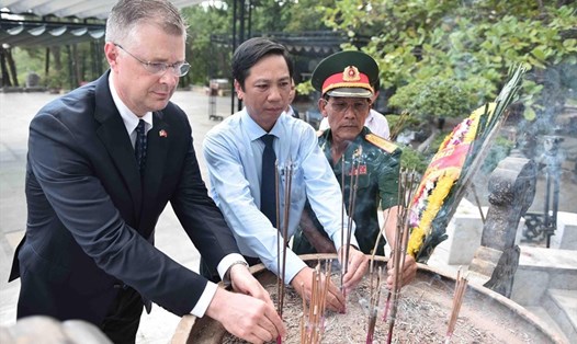 Đại sứ Kritenbrink và lãnh đạo tỉnh Quảng Trị tới thăm và thắp hương tại Nghĩa trang Liệt sĩ Quốc gia Trường Sơn. Ảnh: ĐSQ Mỹ