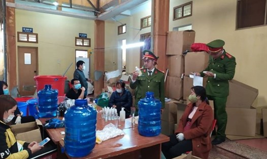 Lực lượng chức năng kiểm tra, phát hiện hàng ngàn chai dung dịch nước rửa tay giả đang chuẩn bị được đưa đi tiêu thụ tại kho hàng của Công ty Thiên Y Việt (Ảnh: CTV)