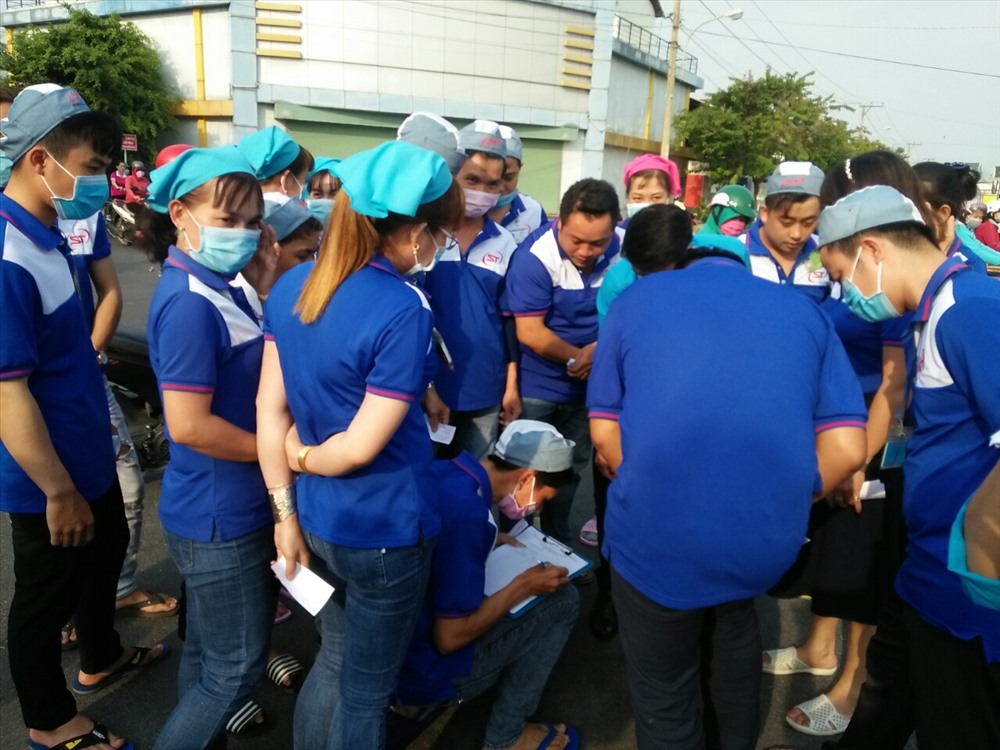Công nhân KCN Long Giang hưởng ứng tiêu thụ thanh long giúp nông dân. Ảnh: K.Q