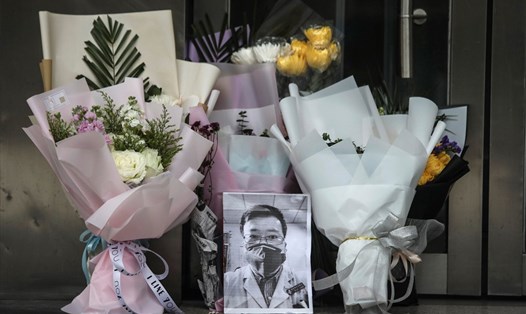 Hoa và ảnh của bác sĩ Lý Văn Lượng ở Bệnh viện Trung Ương Vũ Hán. Ảnh: AFP