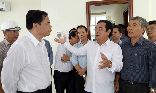 Chủ tịch UBND tỉnh Bạc Liêu Dương Thành Trung báo cáo tình hình hạn, mặn Bạc Liêu với Bộ trưởng Bộ NNPTNT Nguyễn Xuân Cường (ảnh Nhật Hồ)