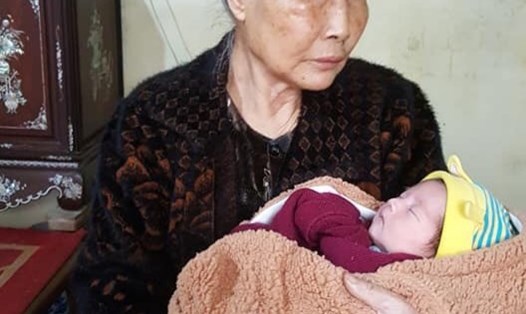 Bé Phương Thảo ngủ say trong vòng tay của bà nội. Ảnh: PV