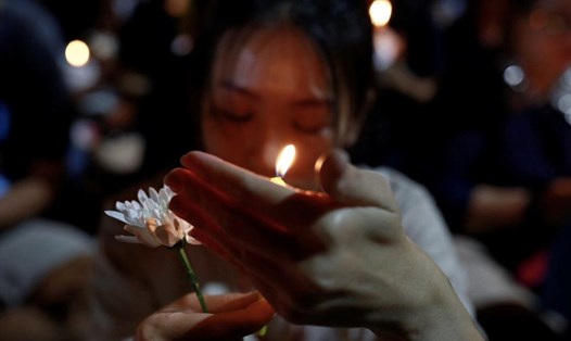 Hàng ngàn người dân tham gia buổi cầu nguyện và cùng thắp nến tưởng nhớ các nạn nhân trong vụ xả súng ở Thái Lan. Ảnh: Reuters