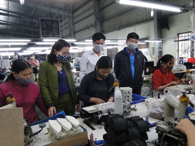 Lãnh đạo Liên đoàn Lao động Thành phố kiểm tra các biện pháp phòng chống dịch bệnh tại phân xưởng sản xuất công ty TNHH Da Giầy Thành Phát.