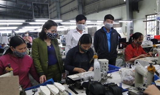 Lãnh đạo Liên đoàn Lao động Thành phố kiểm tra các biện pháp phòng chống dịch bệnh tại phân xưởng sản xuất công ty TNHH Da Giầy Thành Phát.