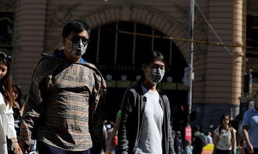 Người dân đeo khẩu trang đang đi bộ tại nhà ga ở đường Flinders ngày 29.2, sau khi các ca nhiễm COVID-19 được xác nhận tại Melbourne. Ảnh: Reuters