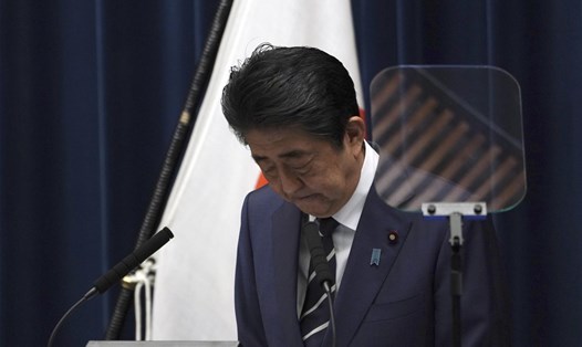 Thủ tướng Nhật Bản Abe Shinzo phát biểu trong cuộc họp báo ngày 29.2. Ảnh: AP