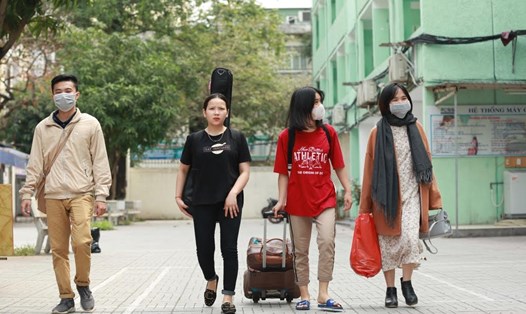 Sinh viên Trường Đại học Quốc gia Hà Nội trở lại trường sau kỳ nghỉ dài ngày. Ảnh: Hải Nguyễn.
