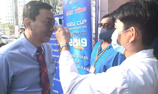 Phó chủ tịch VFF ông Trần Quốc Tuấn kiểm tra y tế trước khi dự khán trận Siêu cup Quốc gia. Ảnh: Đ.T