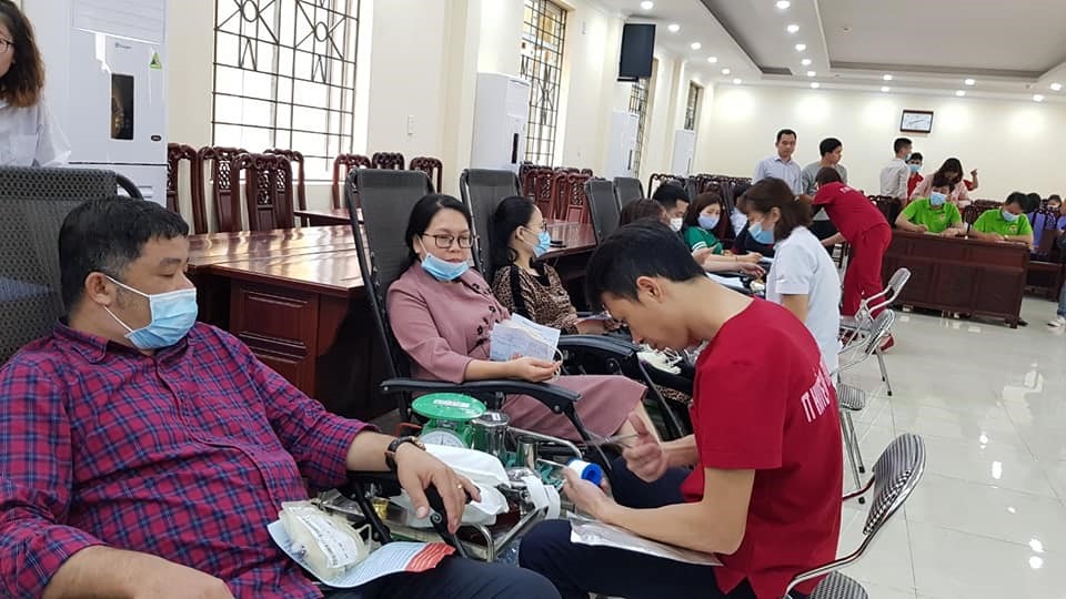 Cán bộ, công chức, viên chức tỉnh Thái Nguyên tham gia hiến máu tình nguyện. Ảnh: T.N