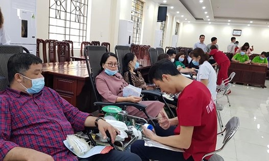 Cán bộ, công chức, viên chức tỉnh Thái Nguyên tham gia hiến máu tình nguyện. Ảnh: T.N