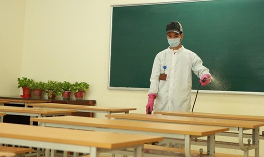 Vệ sinh, diệt khuẩn tại các phòng học. Ảnh: Hải Nguyễn.